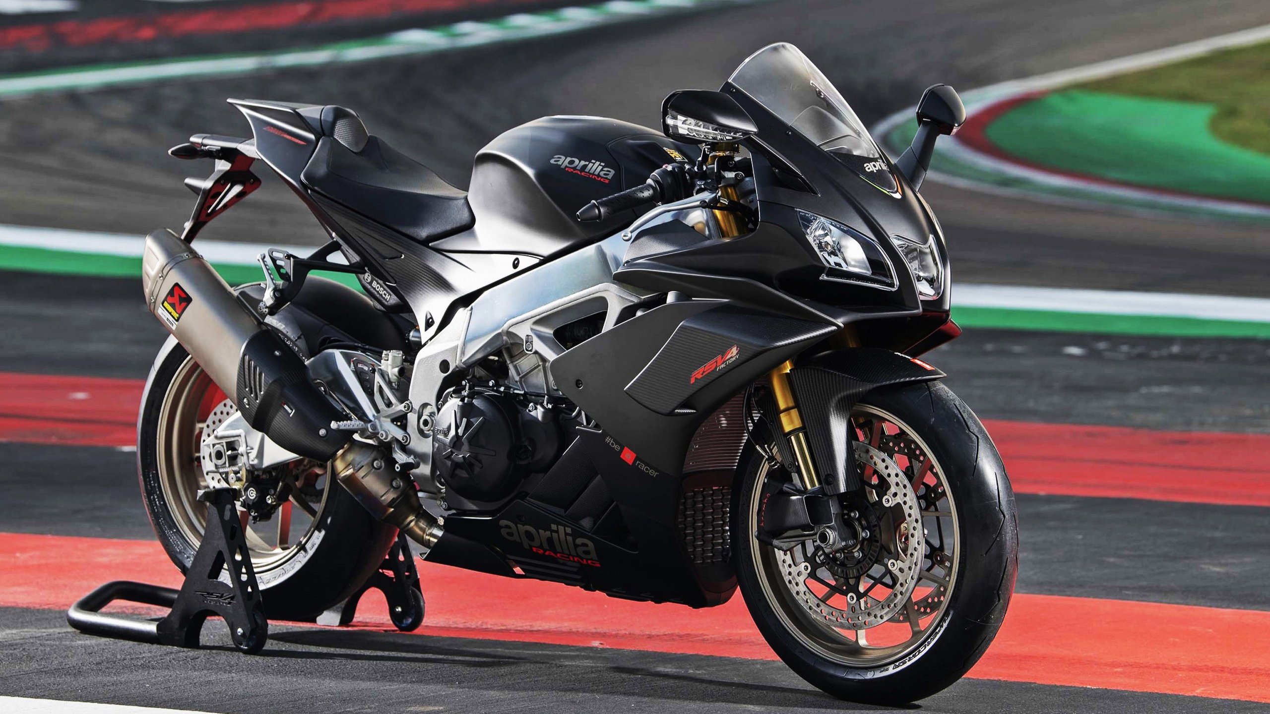 开云官方-肯尼亚女足遇强队一胜一负，小组成绩尚可，肯尼亚足球运动员